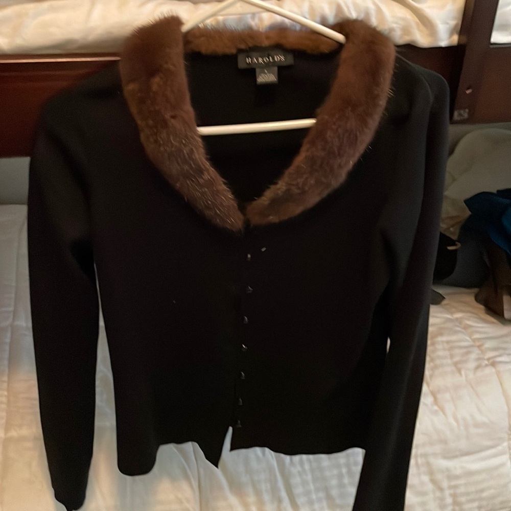 Elegant sweater button down with fur collar